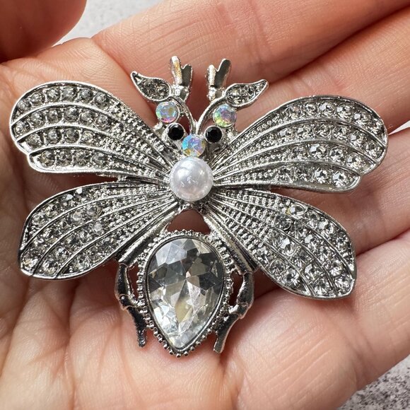 Vintage Rhinestone Bee Brooch Silver Tone Pearlescent Center 2.25 in - Picture 1 of 3